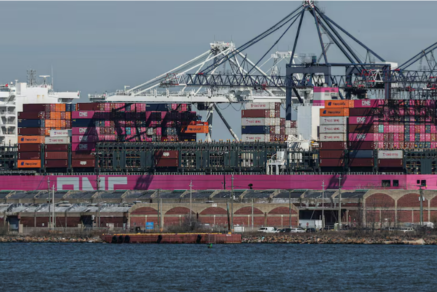 Các container được xếp chồng lên nhau trên boong tàu chở hàng One Minato tải Libery New York ở đảo Staten
